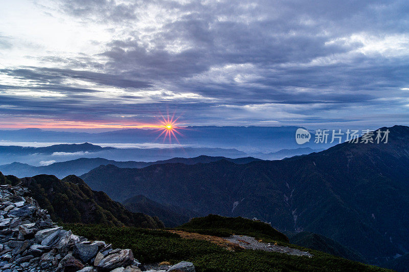 山梨县南阿尔卑斯基塔山的日落