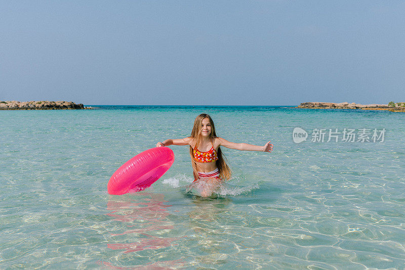 女孩在海里玩游泳圈