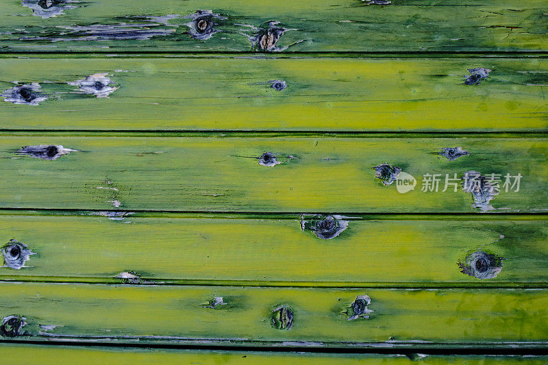 绿色的旧风化木面板与纹理绿色油漆