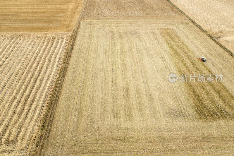 拖拉机在农田上的夏季鸟瞰图