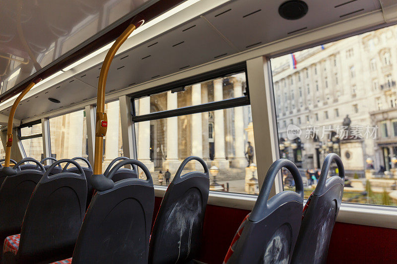 从一辆新的伦敦双层巴士内观看伦敦皇家交易所