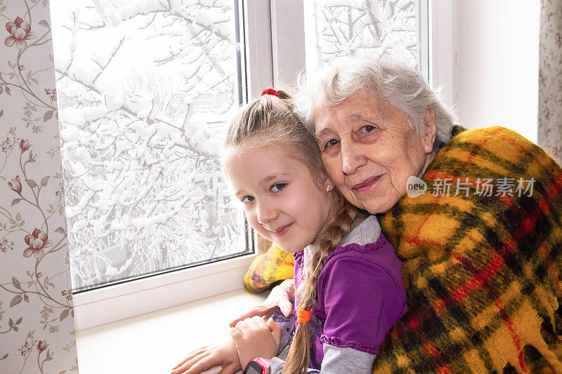 快乐美丽的曾祖母和她可爱的孙女