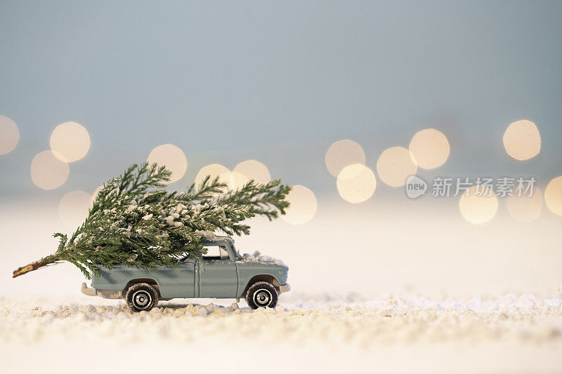 玩具车和圣诞树