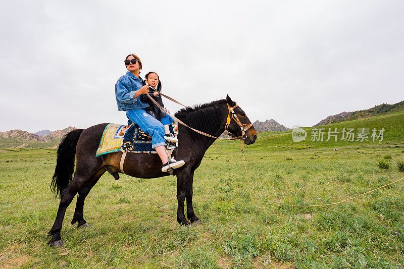 妈妈和女儿在骑马
