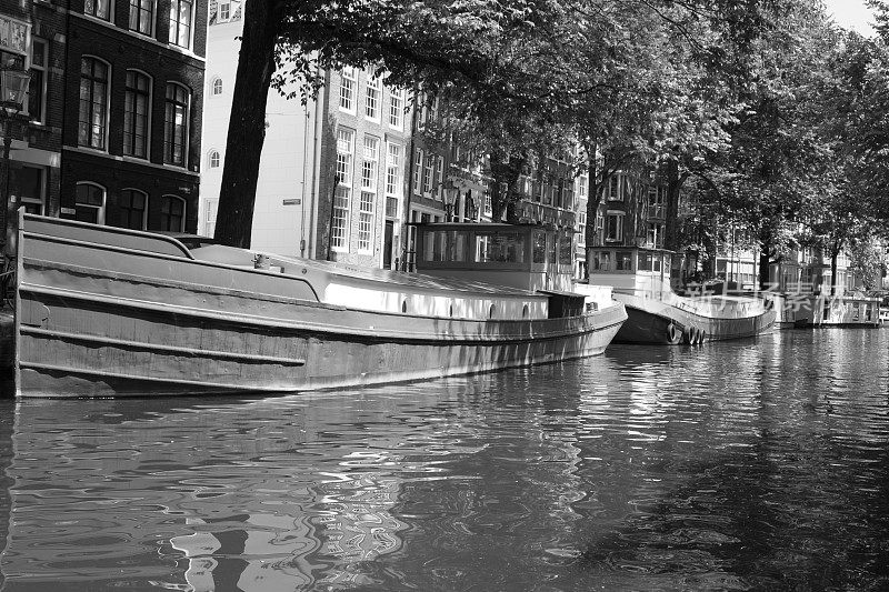 运河船在阿姆斯特丹的春天在著名的运河上