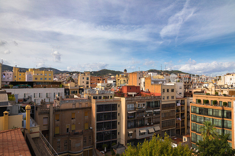 从屋顶看到的城市景观，巴塞罗那，加泰罗尼亚，西班牙