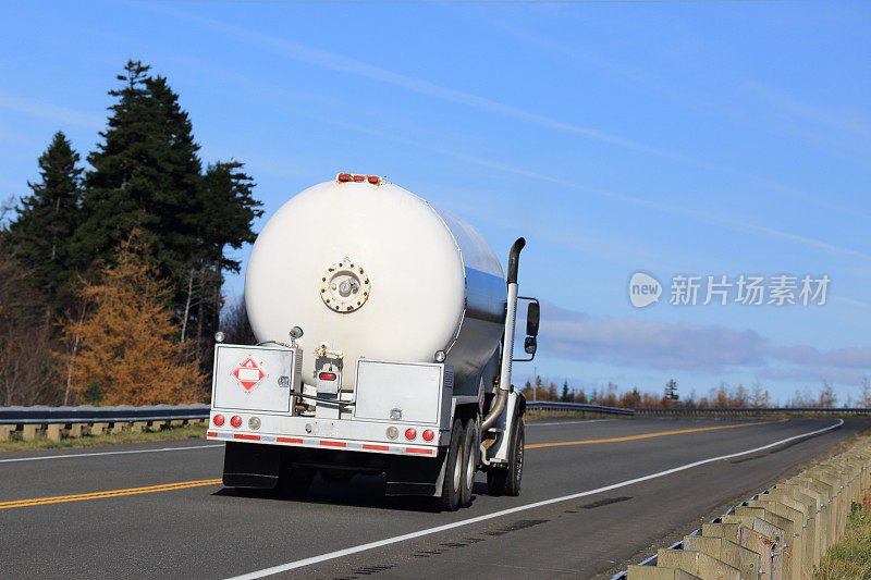 高速公路上的丙烷卡车