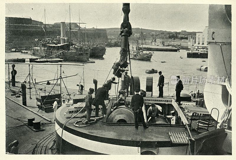 在特拉法加号战列舰炮塔内吊起一门大炮，19世纪