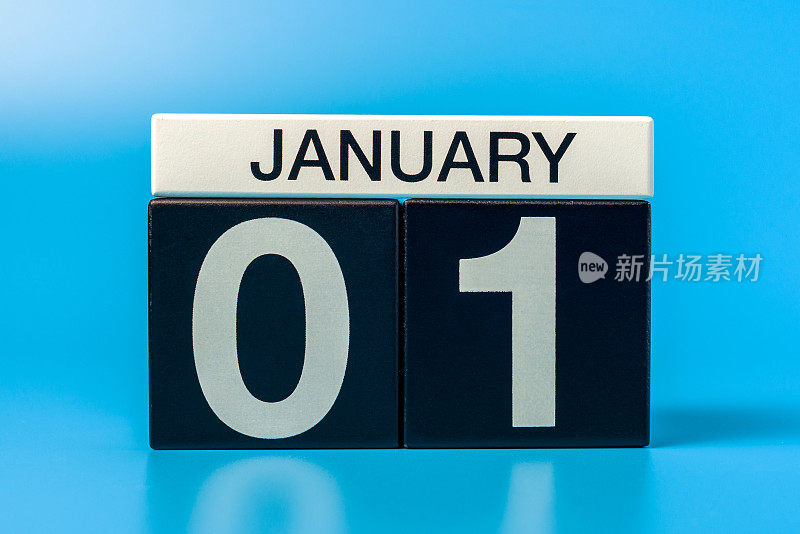 新年。1月1日。12月1日，日历上的蓝色背景。冬天
