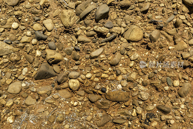 鹅卵石的背景在干燥的土壤