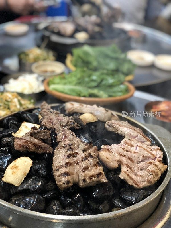 热石上的新鲜烤肉，韩国著名的烧烤餐厅