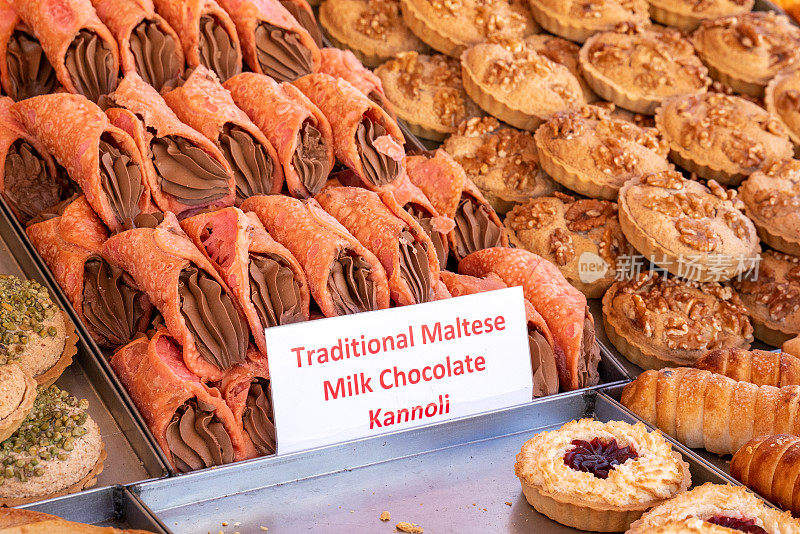 传统马耳他奶油甜馅煎饼卷在Marsaxlokk开放市场马耳他