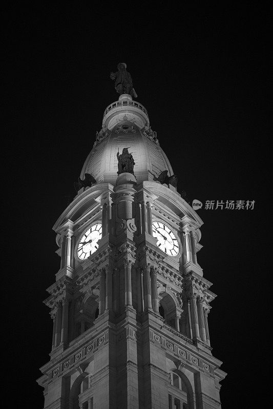 费城市政厅钟楼的夜景