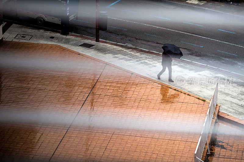 雨中的城市