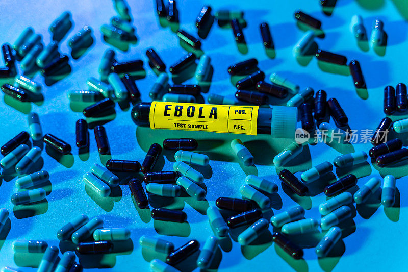 埃博拉病毒血样检测管之间药丸，特写黄色标签。