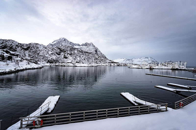 冬天，挪威北部的森雅岛的海湾