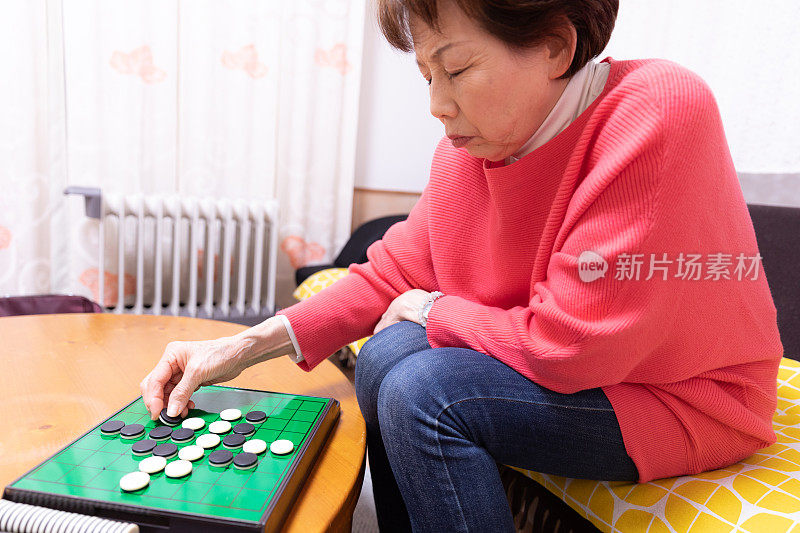 妈妈和女儿在玩棋盘游戏