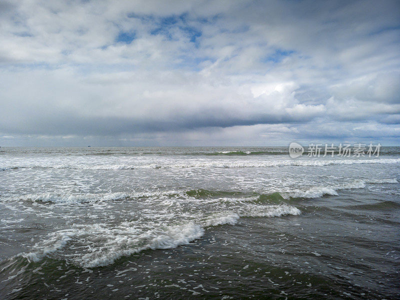 海浪沿荷兰海岸到达海岸的鸟瞰图