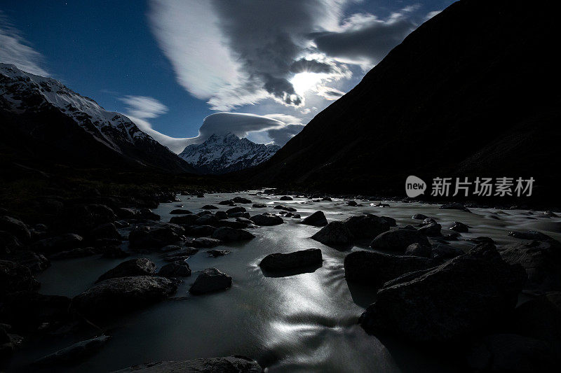 库克山上形成了透镜状的云，前景是胡克河