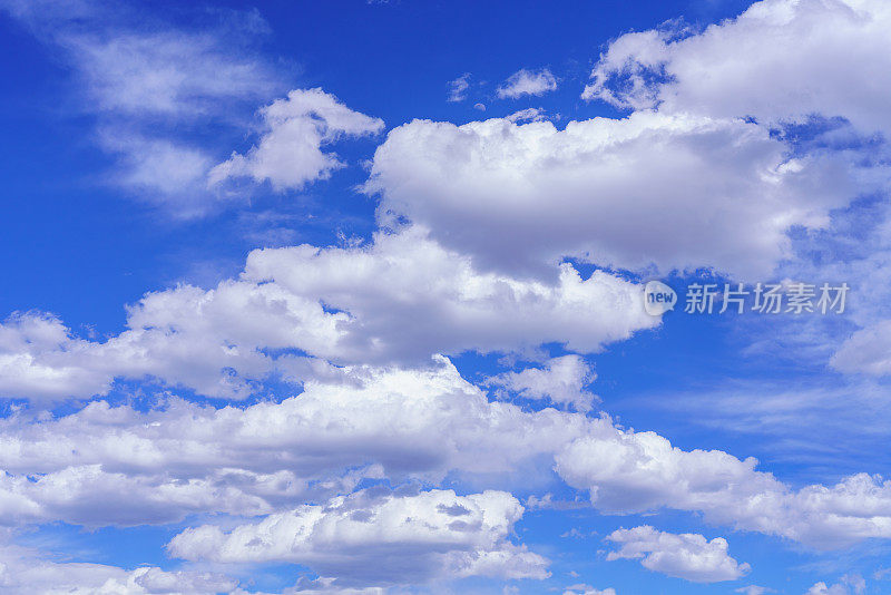 快乐的白云和蓝天替换背景