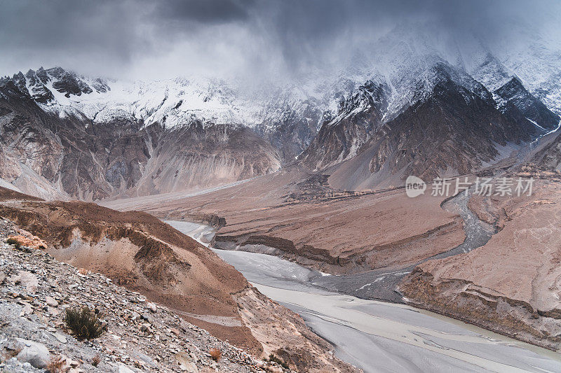 沿山的自然景观罕萨山谷在秋季包围喀喇昆仑山脉在巴基斯坦亚洲