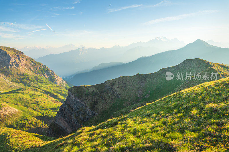 美丽的山与发光的山峰在日落秋天的风景在阿尔卑斯迪西在白云岩意大利