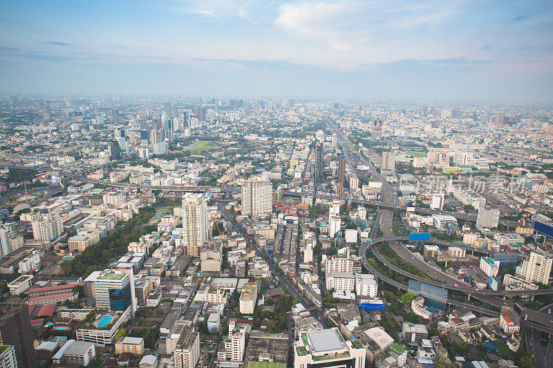 日落景观城市景观商业区makkasan区，baiyok塔，Ratchaprarop区，曼谷，泰国)鸟瞰高层建筑在黄昏