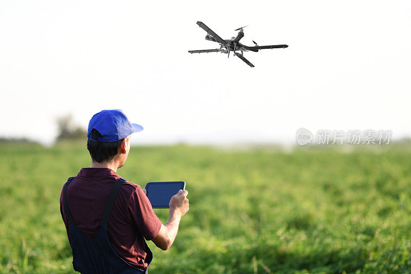 农民用无人机喷洒他的作物