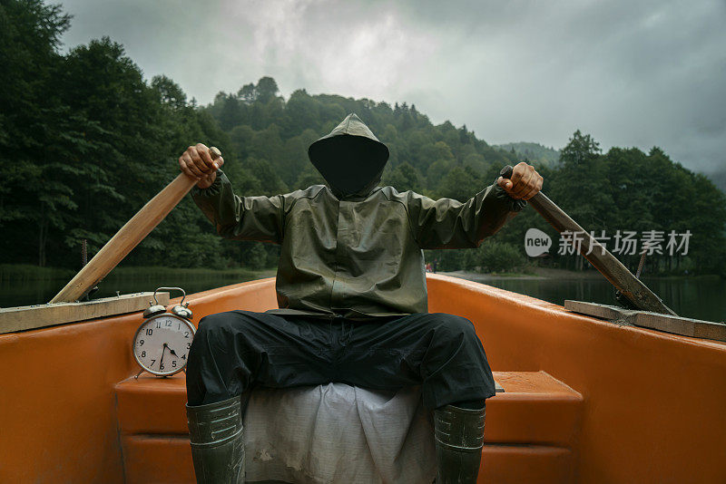 人在湖上钓鱼，从船雨衣船神秘危险