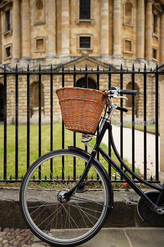 牛津大学学院大楼里拉德克里夫相机外的老式自行车