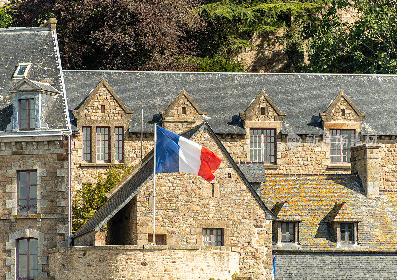 法国国旗飘扬在法国的圣迈克尔山