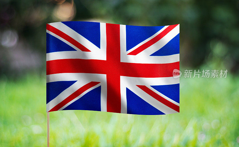 绿色背景上飘扬的英国国旗