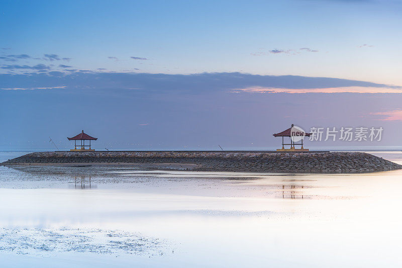 日落与海滩自然景观印度尼西亚，巴厘岛热带海。