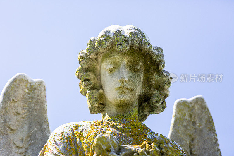 天使，老雕像的角度，蓝天的背景与复制空间