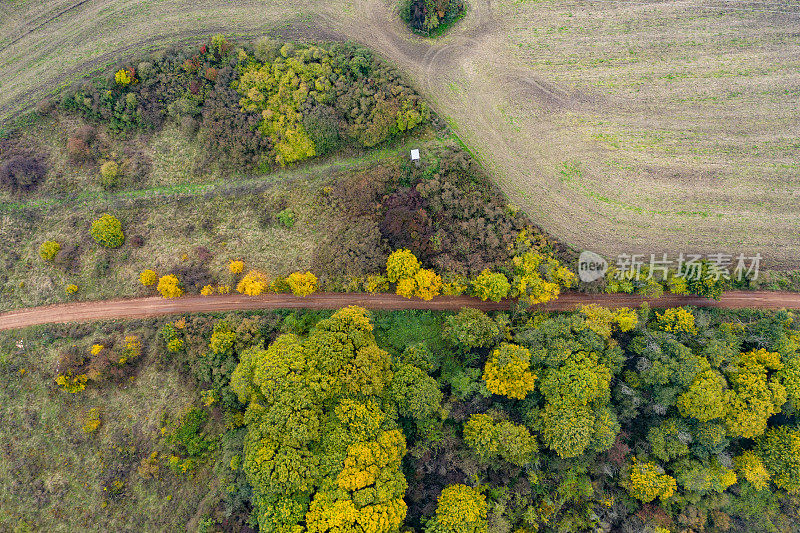 无人机拍摄的秋季土路