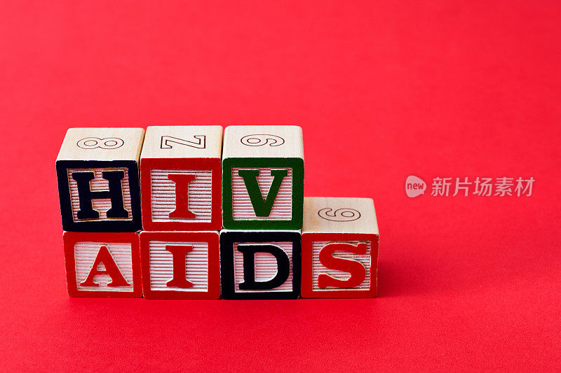 木块上写着HIV艾滋病