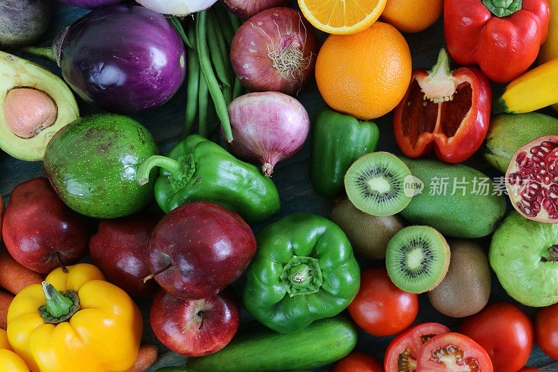 全框，特写图像组整体和对半水果和蔬菜，鳄梨，生菜，红洋葱，橙子，红，绿和黄柿子椒，红卷心菜，西葫芦，胡萝卜，红苹果，猕猴桃，番茄，土豆，香蕉，高架视图