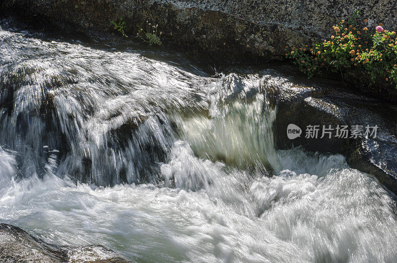 山溪瀑布在岩石上