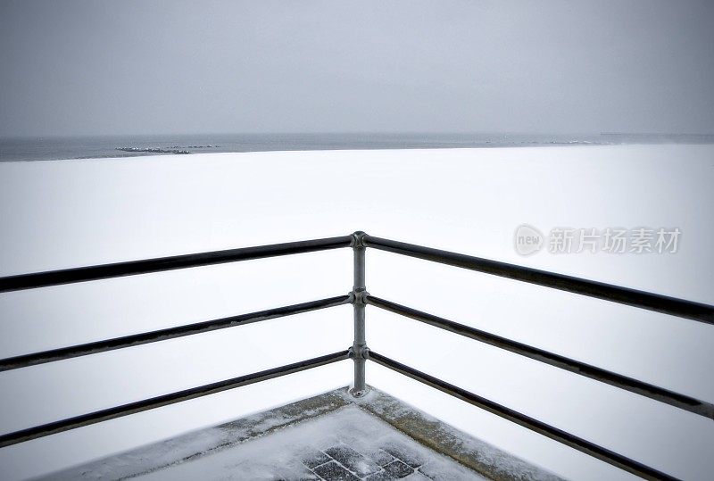 海滩上有暴风雪