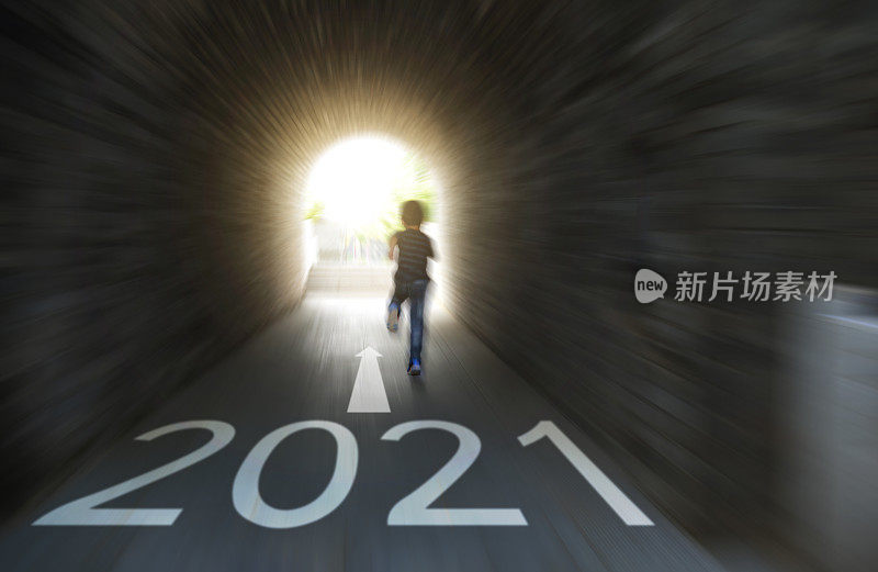 小男孩在隧道里奔跑，地上还有2021号球衣