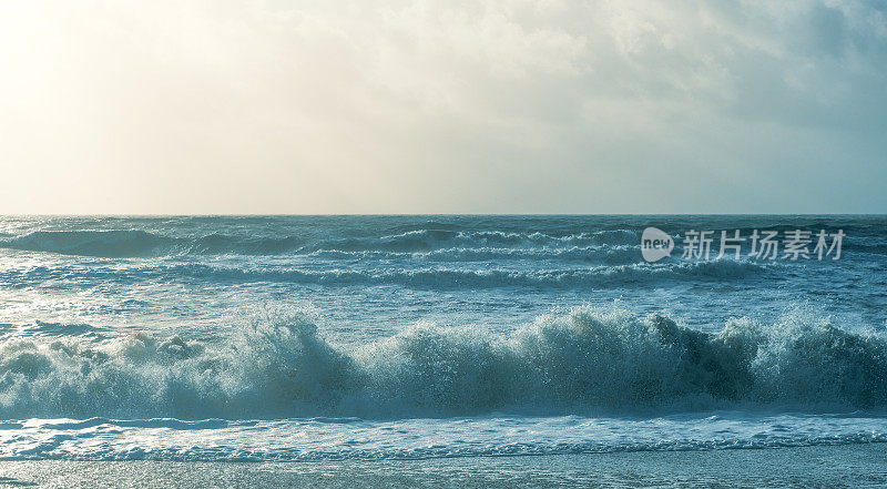 惊涛骇浪拍打着海滩