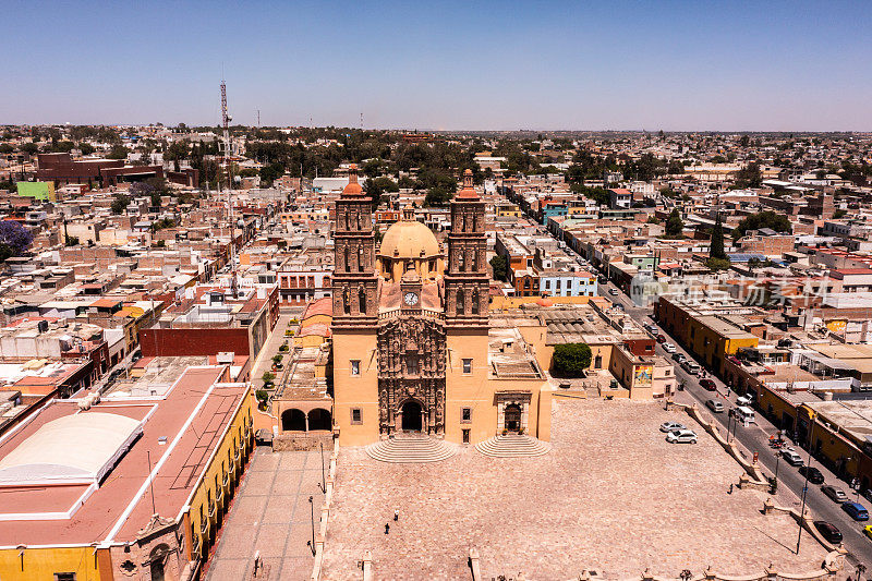 高角度的多洛雷斯伊达尔戈教堂，墨西哥