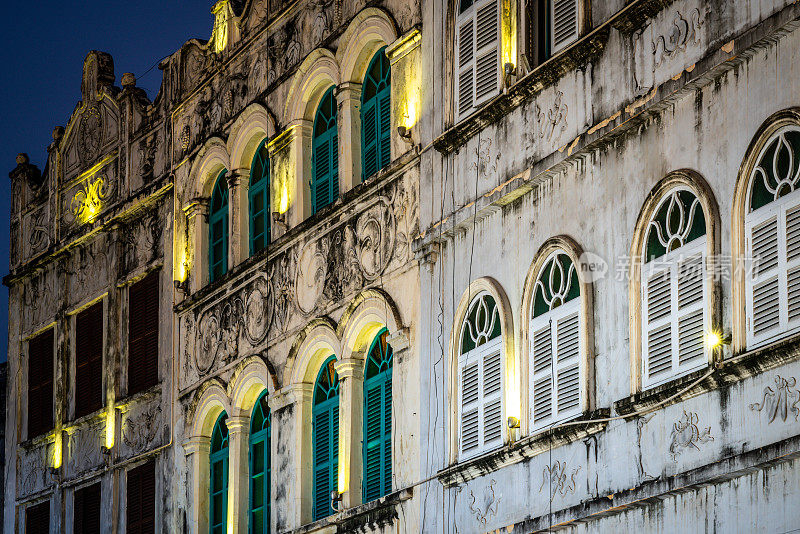 中国海南海口老城区七楼或中山老街的法国殖民时期旧建筑的立面细节在晚上被照亮