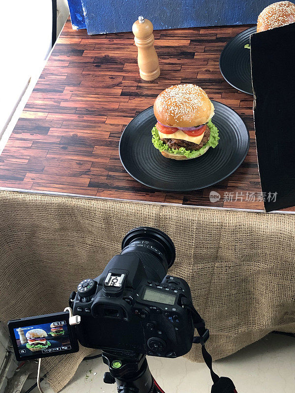 美食摄影棚后台图片拍摄设置，用数码单反相机在室内拍摄汉堡