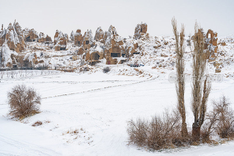 卡帕多西亚的仙女烟囱在冬天，下着雪