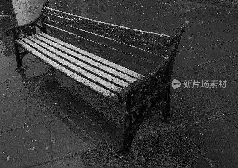 公园长椅上有小雪阵雨