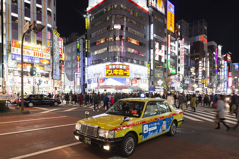 新冠肺炎大流行期间，一名出租车司机在东京街头等待接客。