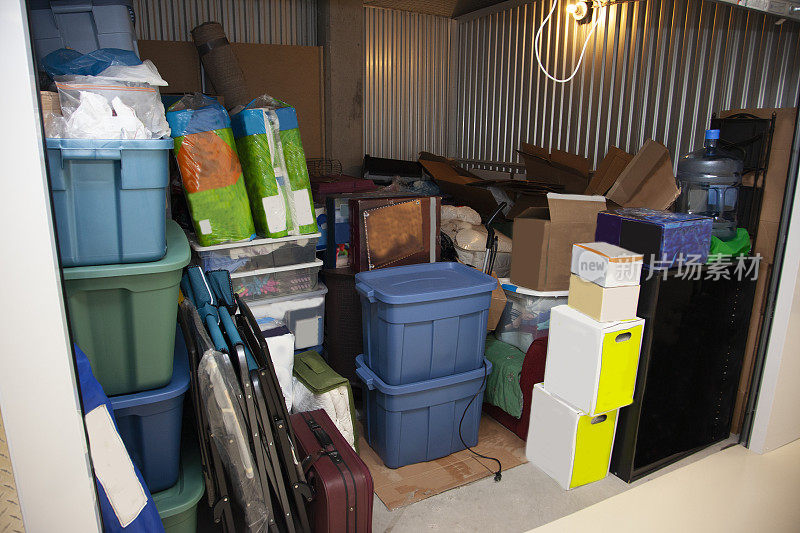 一个装满盒子和塑料桶的储物柜