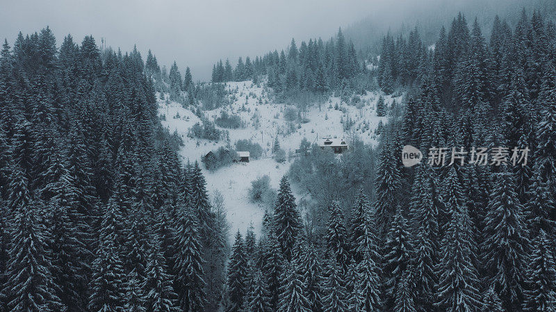 景区鸟瞰图的小村庄在松树山森林期间降雪和暴风雪