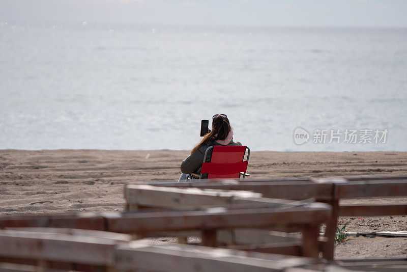 女旅行者拍摄的海岸图片